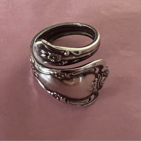 Vintage Gorgeous WMA Rogers Oneida Silver Floral Flower Spoon Wrap Ring Sz4 - Picture 1 of 4